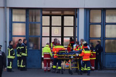 Stuttgart: Massenanfall von Verletzten nach Busunfall an der Bushaltestelle 